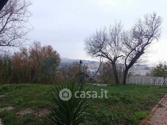Casa indipendente in residenziale in 