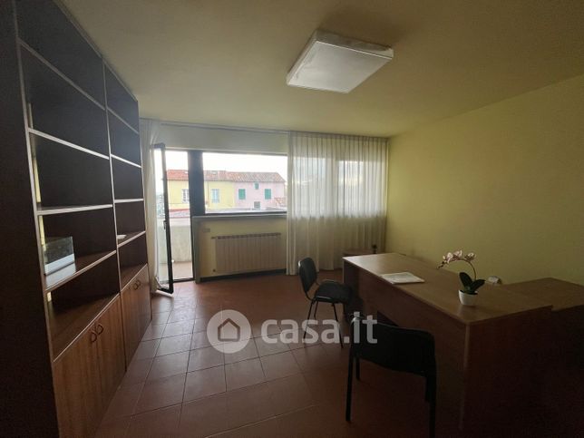 Ufficio in commerciale in Viale Castruccio Castracani