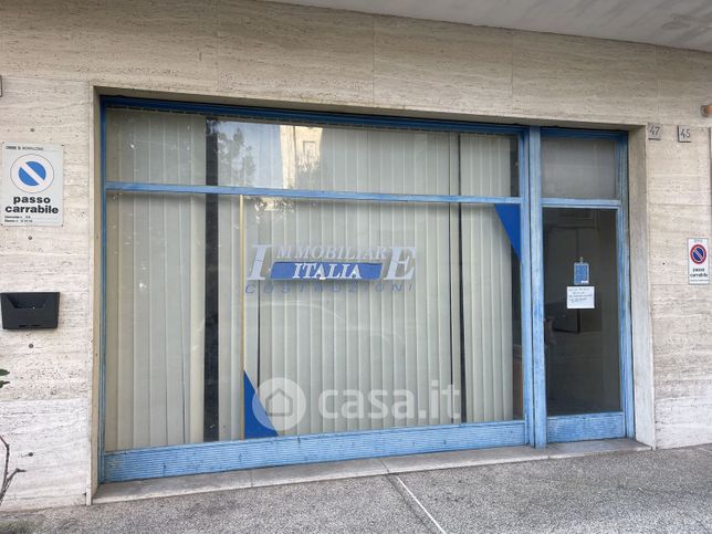 Ufficio in commerciale in Via XXV Aprile