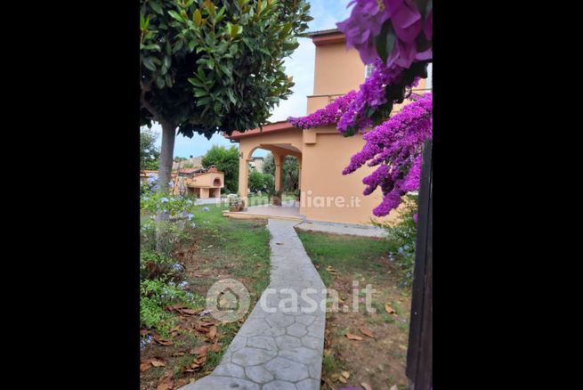 Villetta a schiera in residenziale in Viale Nuova California