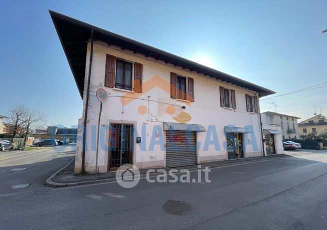 Negozio/locale commerciale in commerciale in Via Basiletti