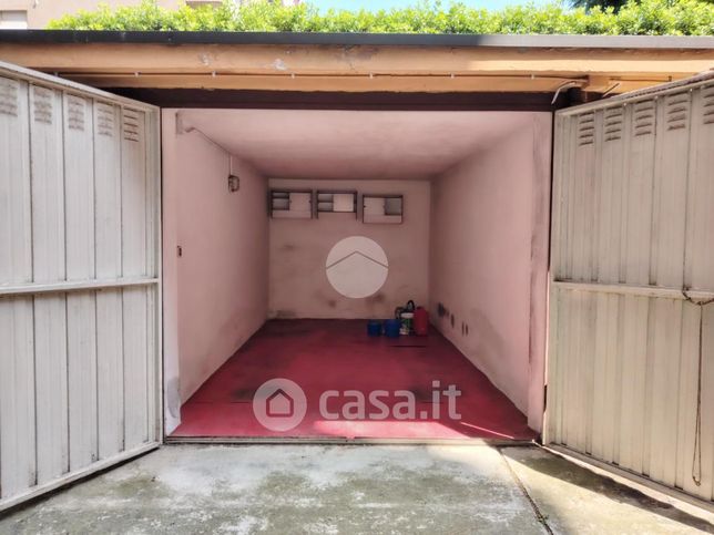 Box/posto auto in residenziale in Via Giovanni Pascoli 27
