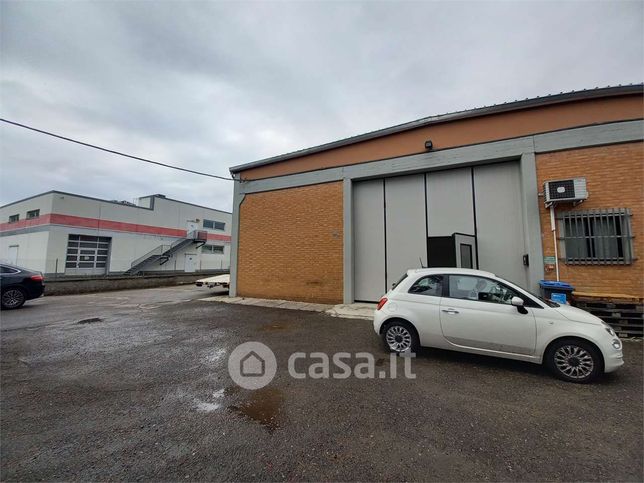 Capannone in commerciale in 
