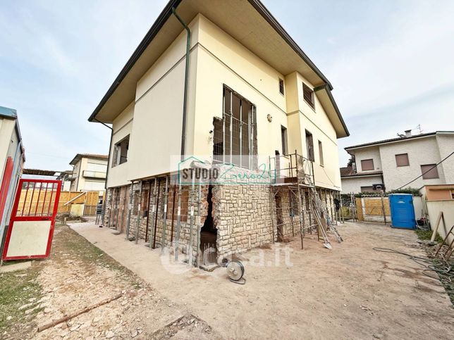 Casa bi/trifamiliare in residenziale in 