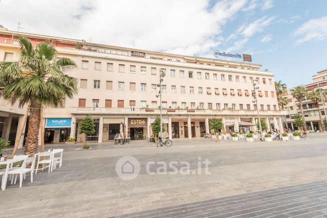 Ufficio in commerciale in Piazza della Rinascita 25
