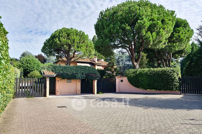 Villa in residenziale in Viale Lombardia 47