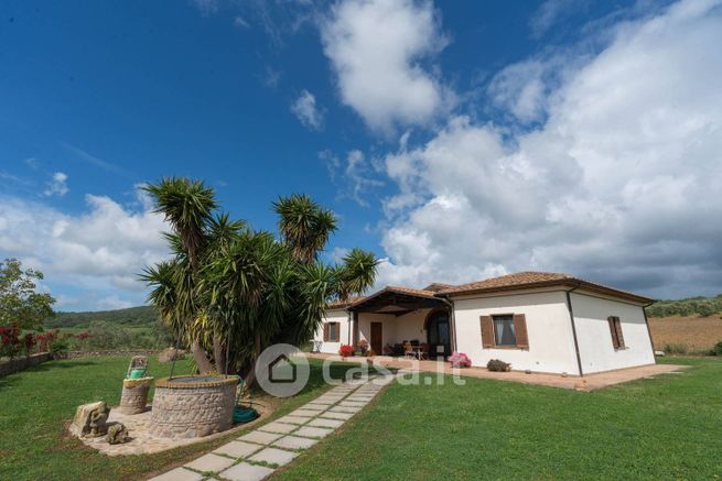 Villa in residenziale in Strada Provinciale Valmarina
