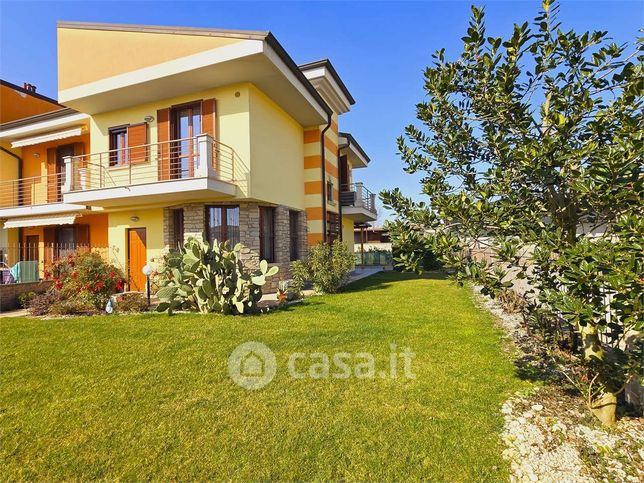 Casa bi/trifamiliare in residenziale in Via L.Cherubini
