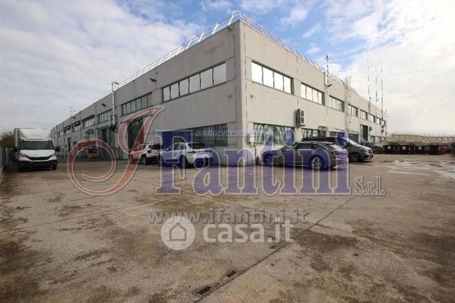 Capannone in commerciale in Via Filippo Turati 1