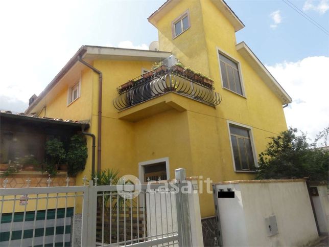 Appartamento in residenziale in Via del Fontanile Tuscolano 11