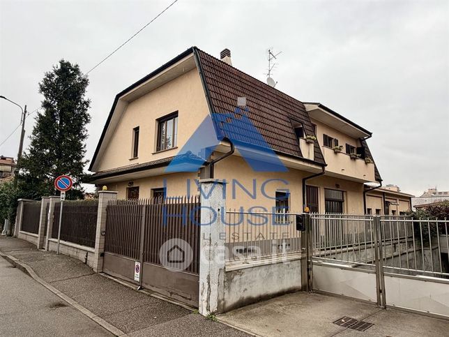 Capannone in commerciale in Via Indipendenza 8