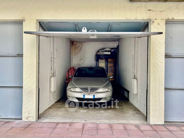 Box/posto auto in residenziale in Via Galileo Ferraris 5
