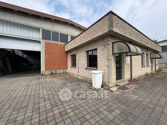 Capannone in commerciale in 