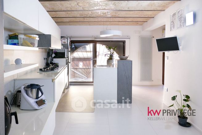 Casa indipendente in residenziale in 