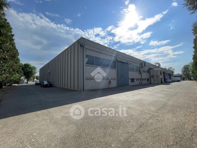 Capannone in commerciale in 