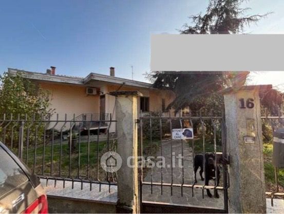 Casa bi/trifamiliare in residenziale in Via regione monallegro 16