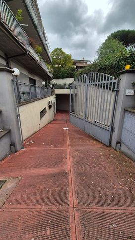 Garage/posto auto in residenziale in Via di Tor Vergata 360