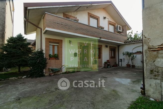 Casa indipendente in residenziale in Via GiosuÃ¨ Carducci 5