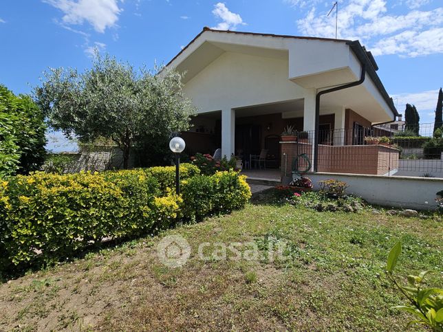 Casa bi/trifamiliare in residenziale in Via Poggio Fiorito