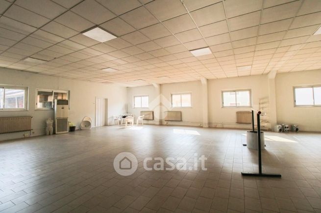 Ufficio in commerciale in Via Baldassarre Asmondi 1
