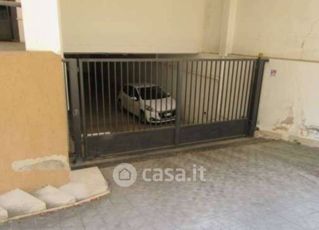 Box/posto auto in residenziale in Via III Ottobre 7