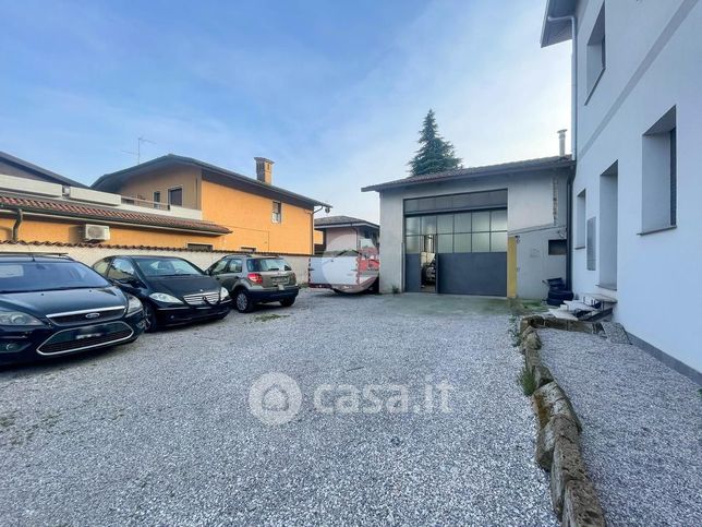 Capannone in commerciale in 