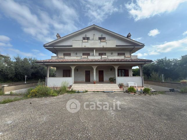 Casa bi/trifamiliare in residenziale in Via Umberto Badini