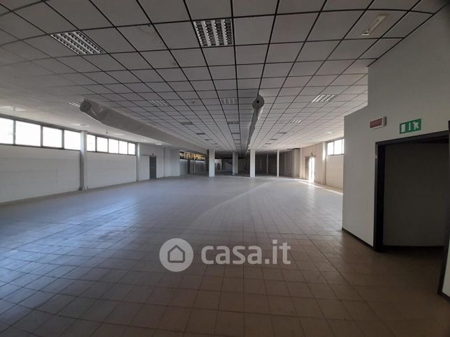 Capannone in commerciale in 