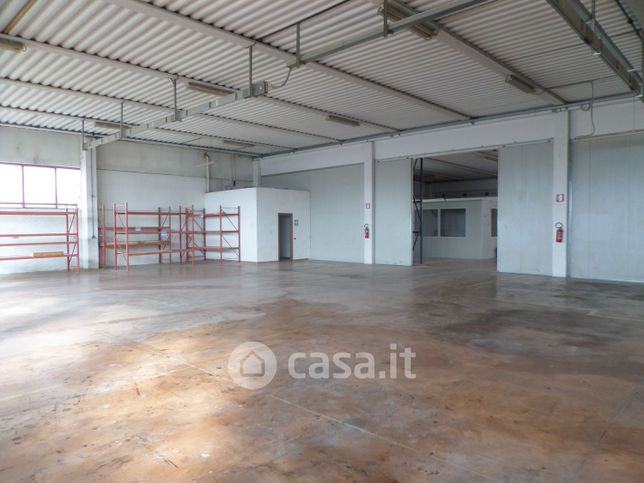 Capannone in commerciale in Via Schiavonia