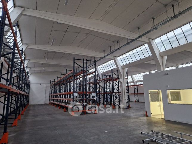 Capannone in commerciale in 