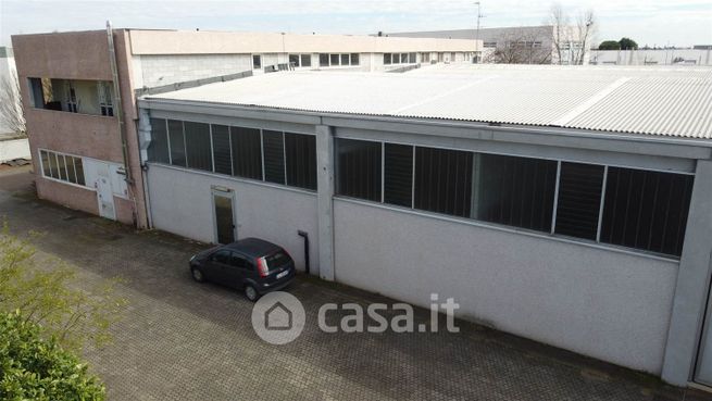 Capannone in commerciale in 