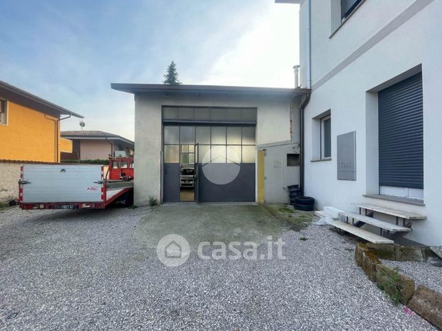Capannone in commerciale in 