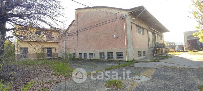 Capannone in commerciale in Via Oliviero Simoni