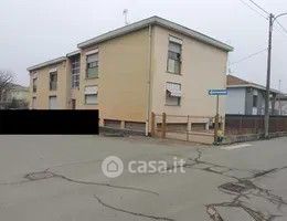 Appartamento in residenziale in Via Santi 10