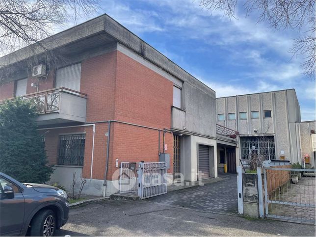 Capannone in commerciale in 
