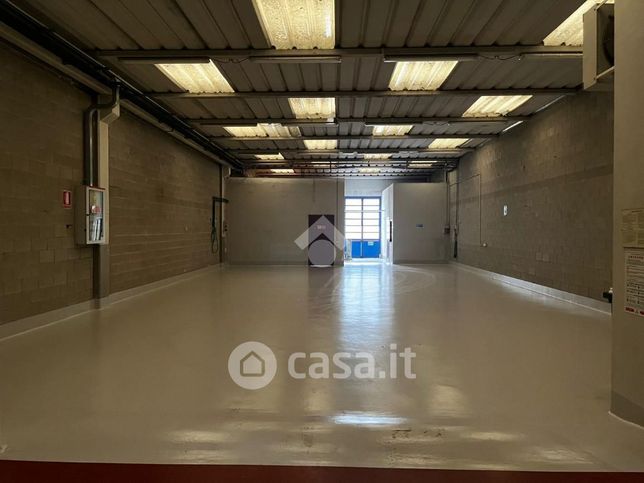 Capannone in commerciale in Via Spluga 7