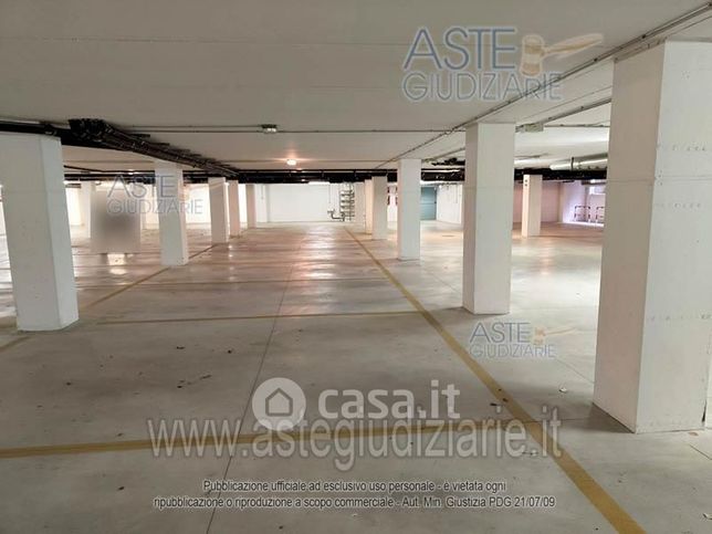 Garage/posto auto in residenziale in Viale dell'Industria 5