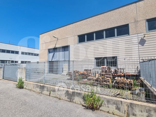 Capannone in commerciale in 