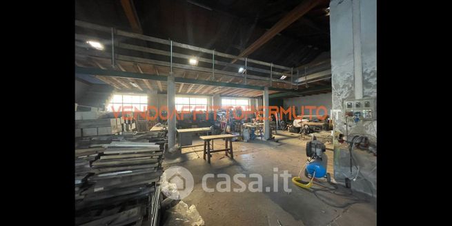 Capannone in commerciale in 