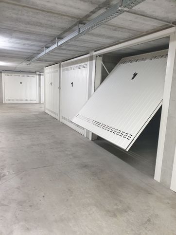 Box/posto auto in residenziale in Viale Amerigo Vespucci 370