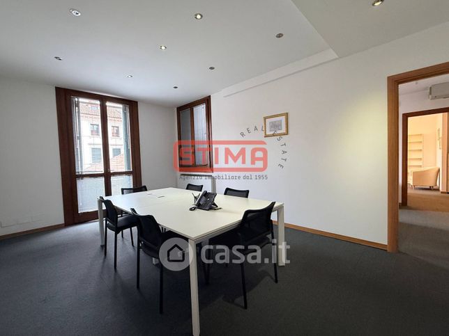Ufficio in commerciale in 