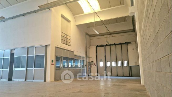 Capannone in commerciale in 