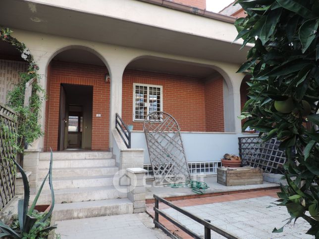Villetta a schiera in residenziale in Via Roviano 22