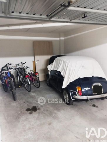 Box/posto auto in residenziale in Via Nino Bixio