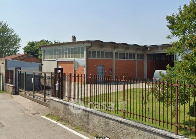 Capannone in commerciale in