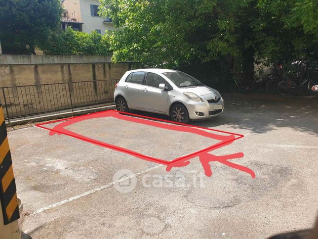 Box/posto auto in residenziale in Via degli Artisti