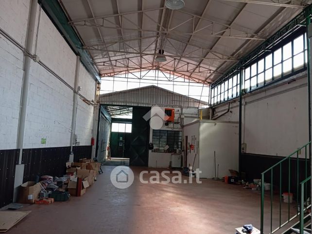 Capannone in commerciale in Via Parabiago 225