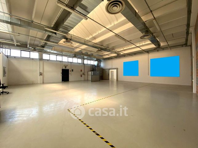 Capannone in commerciale in
