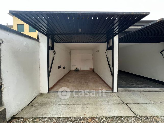 Garage/posto auto in residenziale in Via Achille Grandi 7