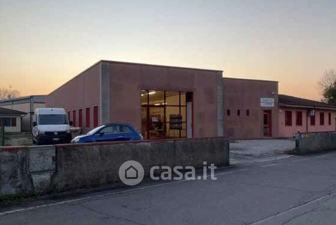 Capannone in commerciale in Via del Lavoro 2